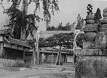 県指定文化財で大威徳明王像のある滝の滝仙寺