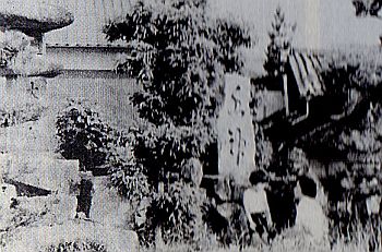 阿保橋の右岸に立つ水神碑